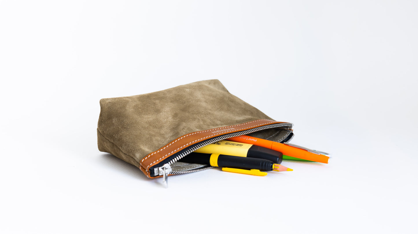 Trousse Atelier en cuir daim Vert sauge