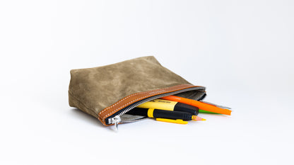 Trousse Atelier en cuir daim Vert sauge
