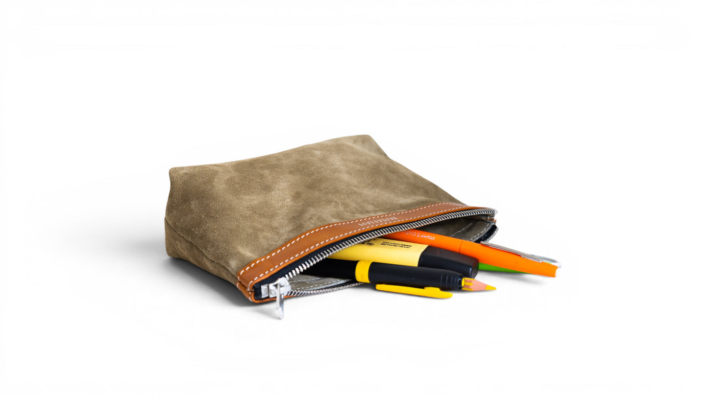 Trousse Atelier en cuir daim Vert sauge