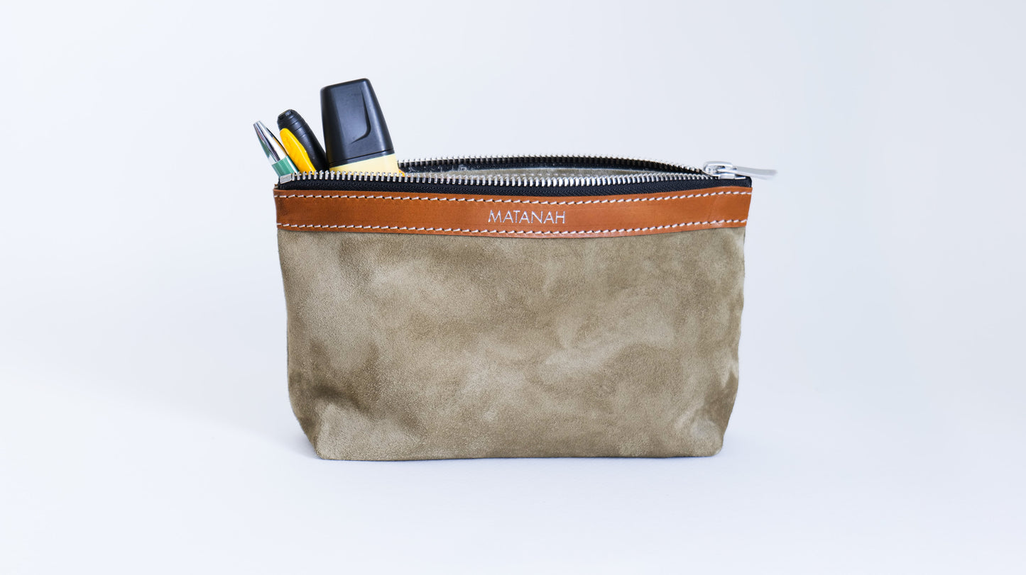 Trousse Atelier en cuir daim Vert sauge